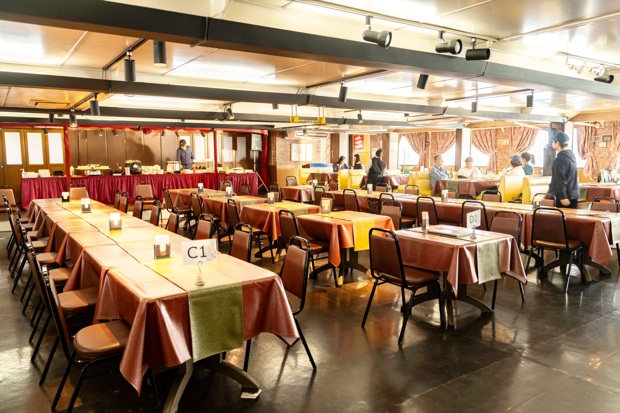 오키나와 선셋 디너크루즈 모비딕 호의 내부 모습