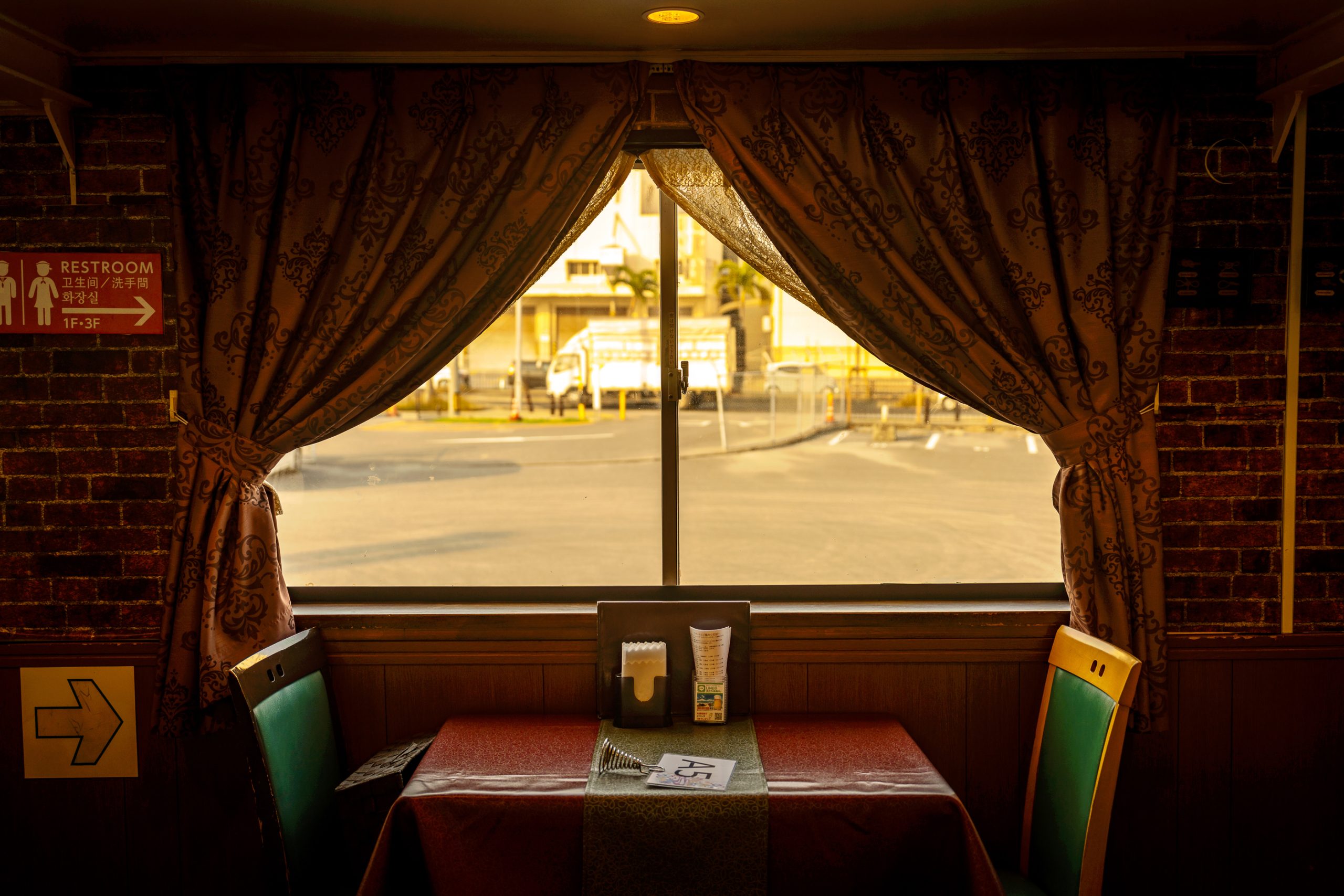 오키나와 선셋 디너크루즈 모비딕 호의 내부 모습