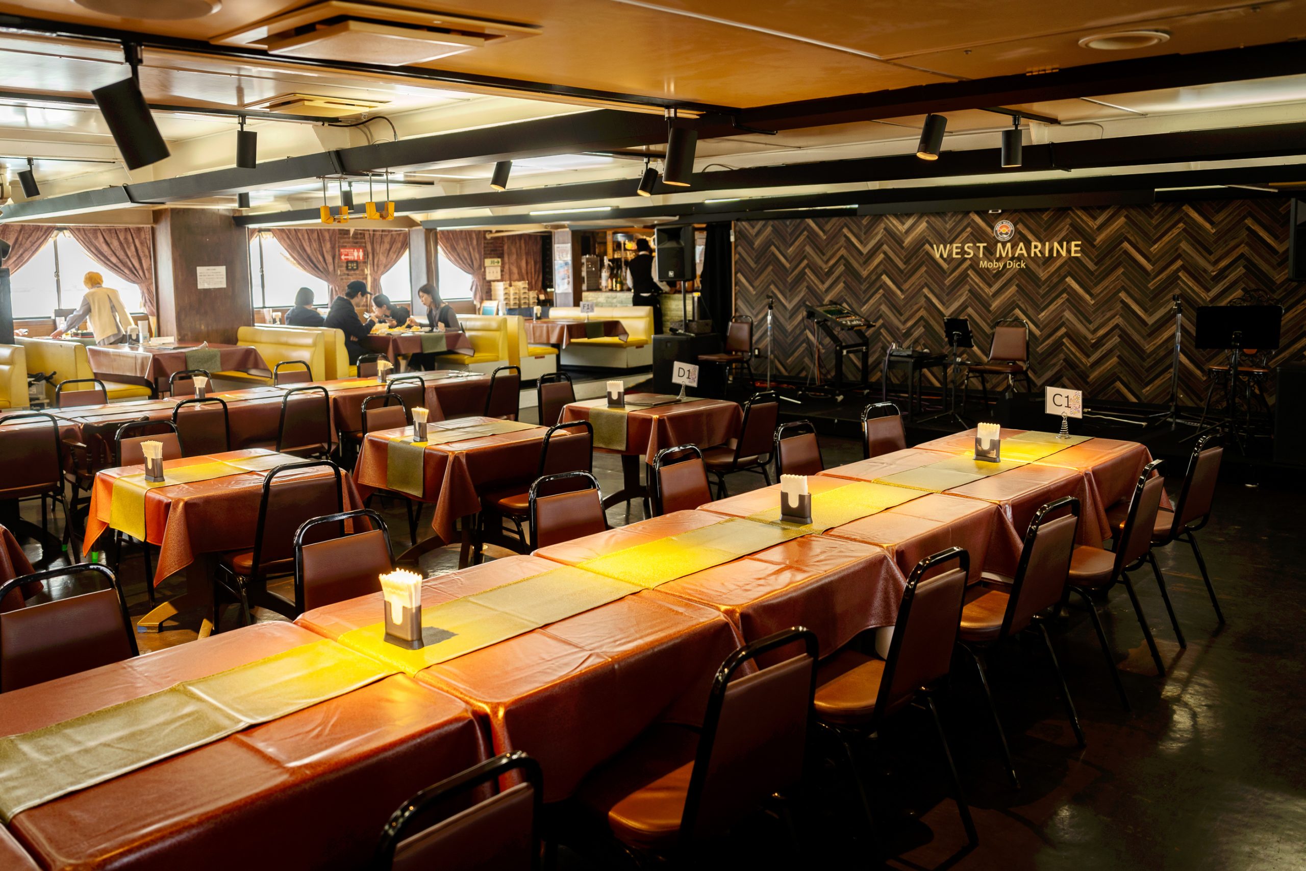 오키나와 선셋 디너크루즈 모비딕 호의 내부 모습