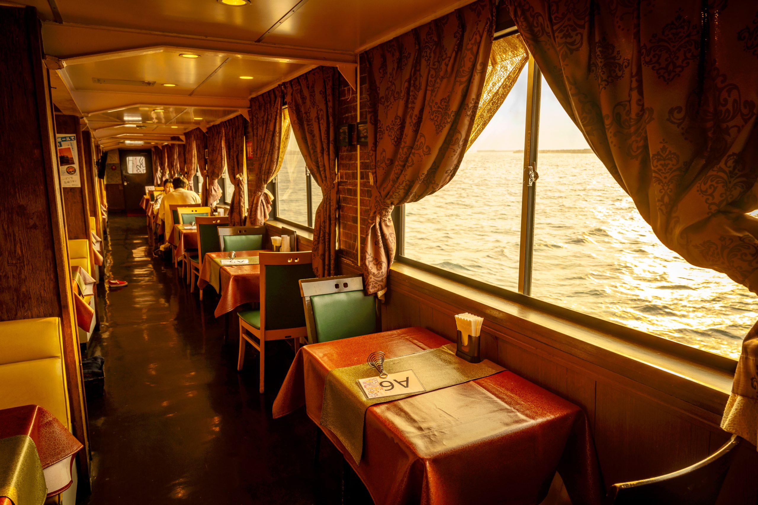 노을을 바라보는 모비딕 호의 창가