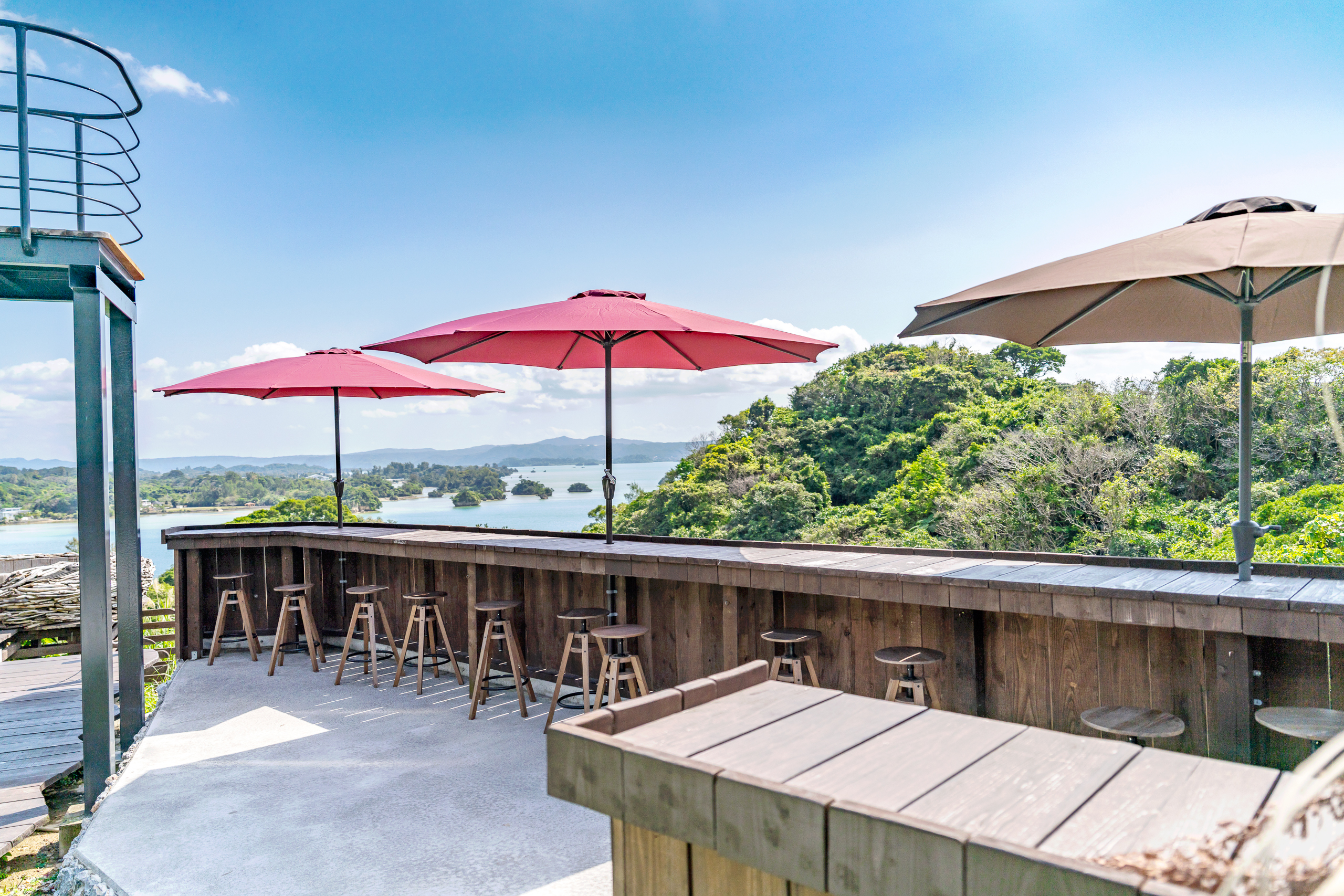 오키나와 맛집인 CASASOL 바다를 바라볼 수 있는 벤치