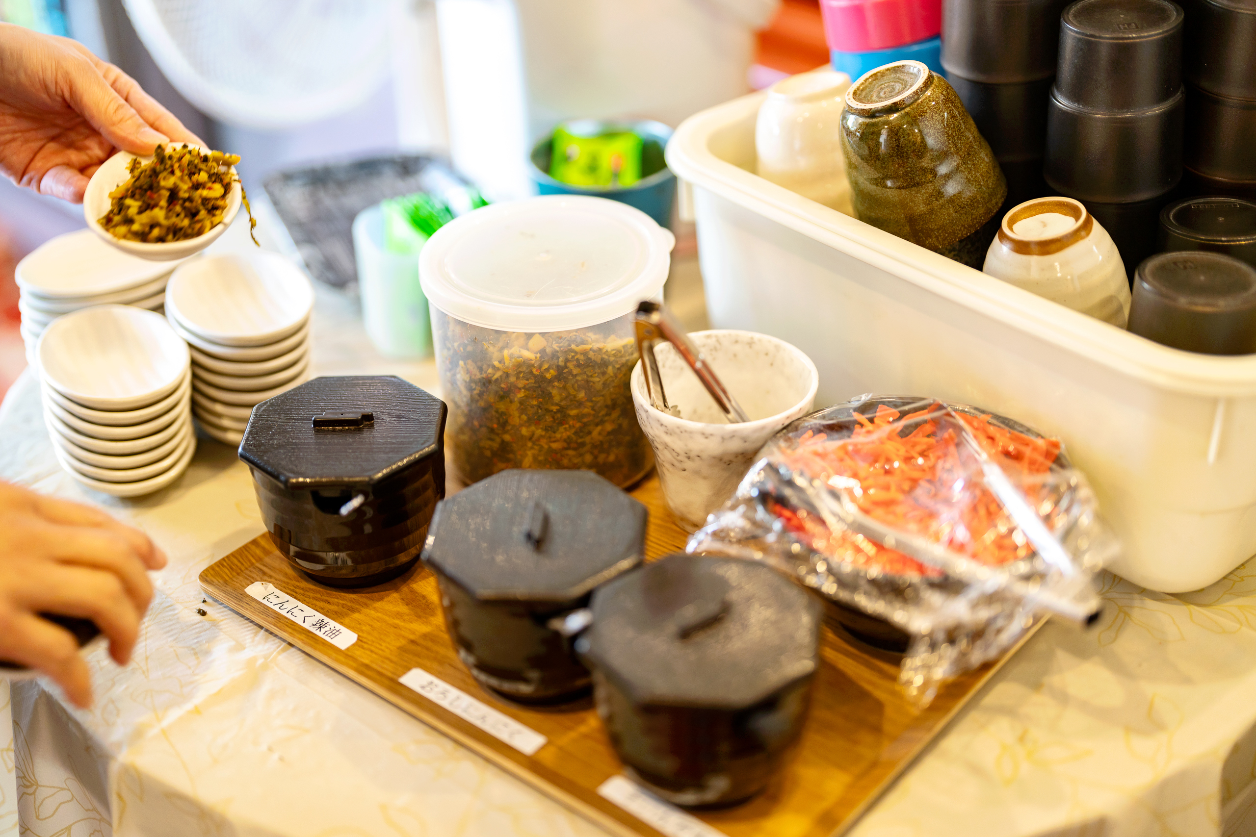 밑반찬들을 셀프로 먹을 수 있습니다. 매운 양념, 생강, 마늘 등이 있습니다.