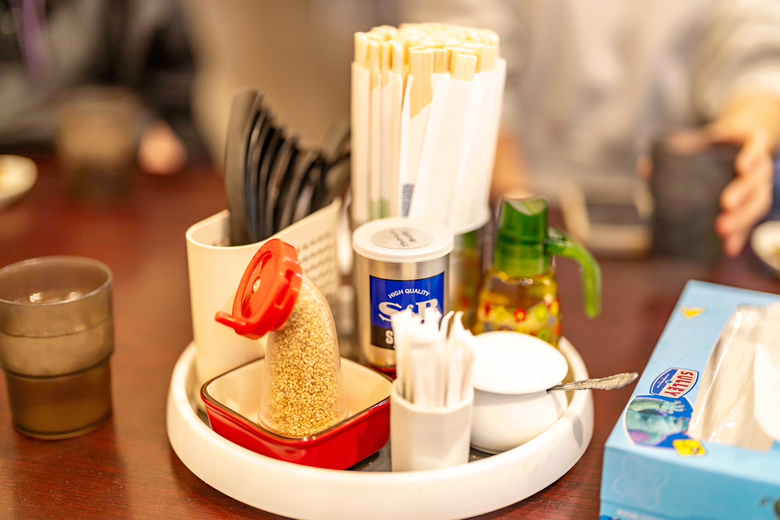 테이블 위에는 참깨나 소금, 티슈, 젓가락, 수저 등도 비치되어 있습니다.