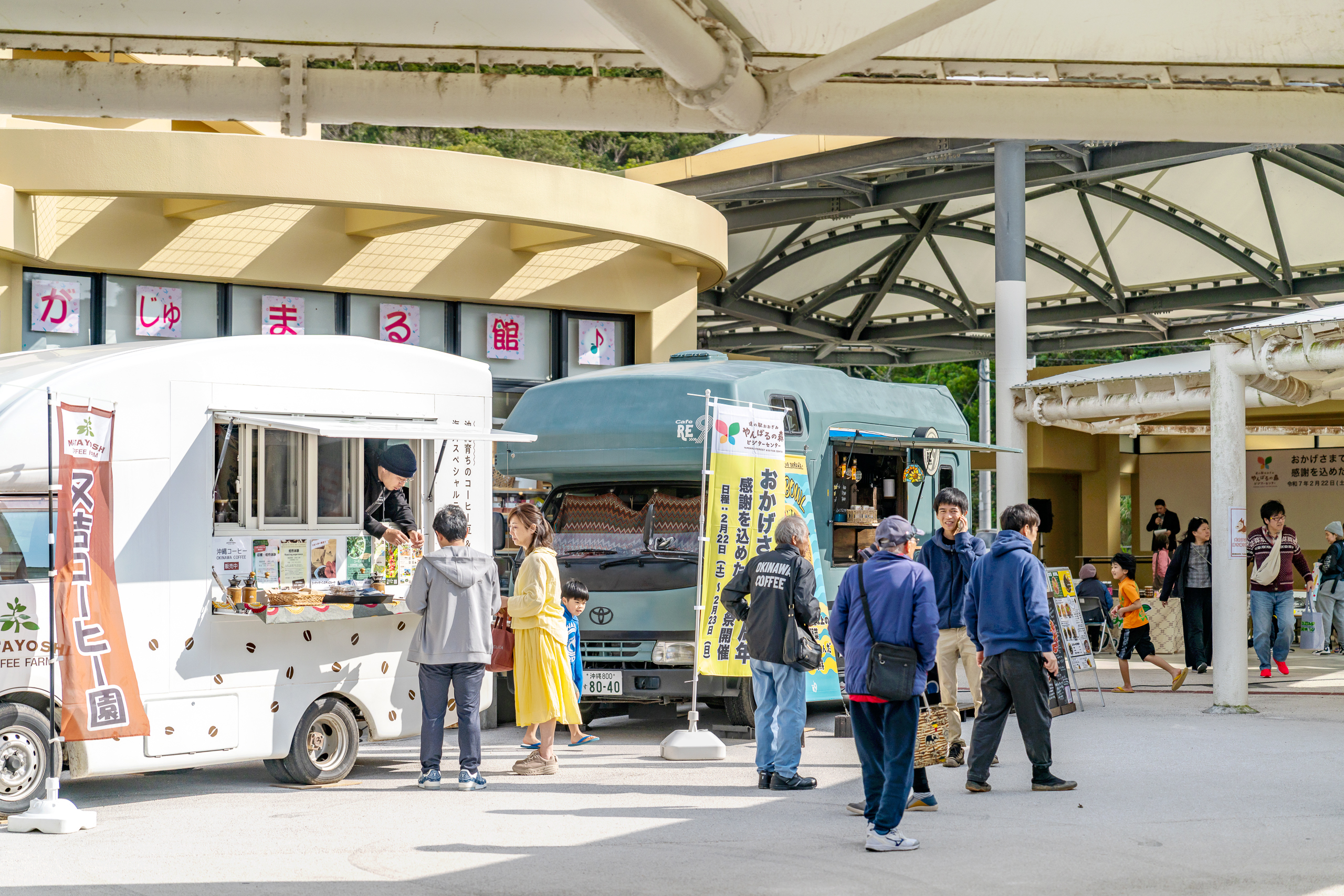 오키나와 북부 휴게소 다양한 푸드트럭이 있다.
