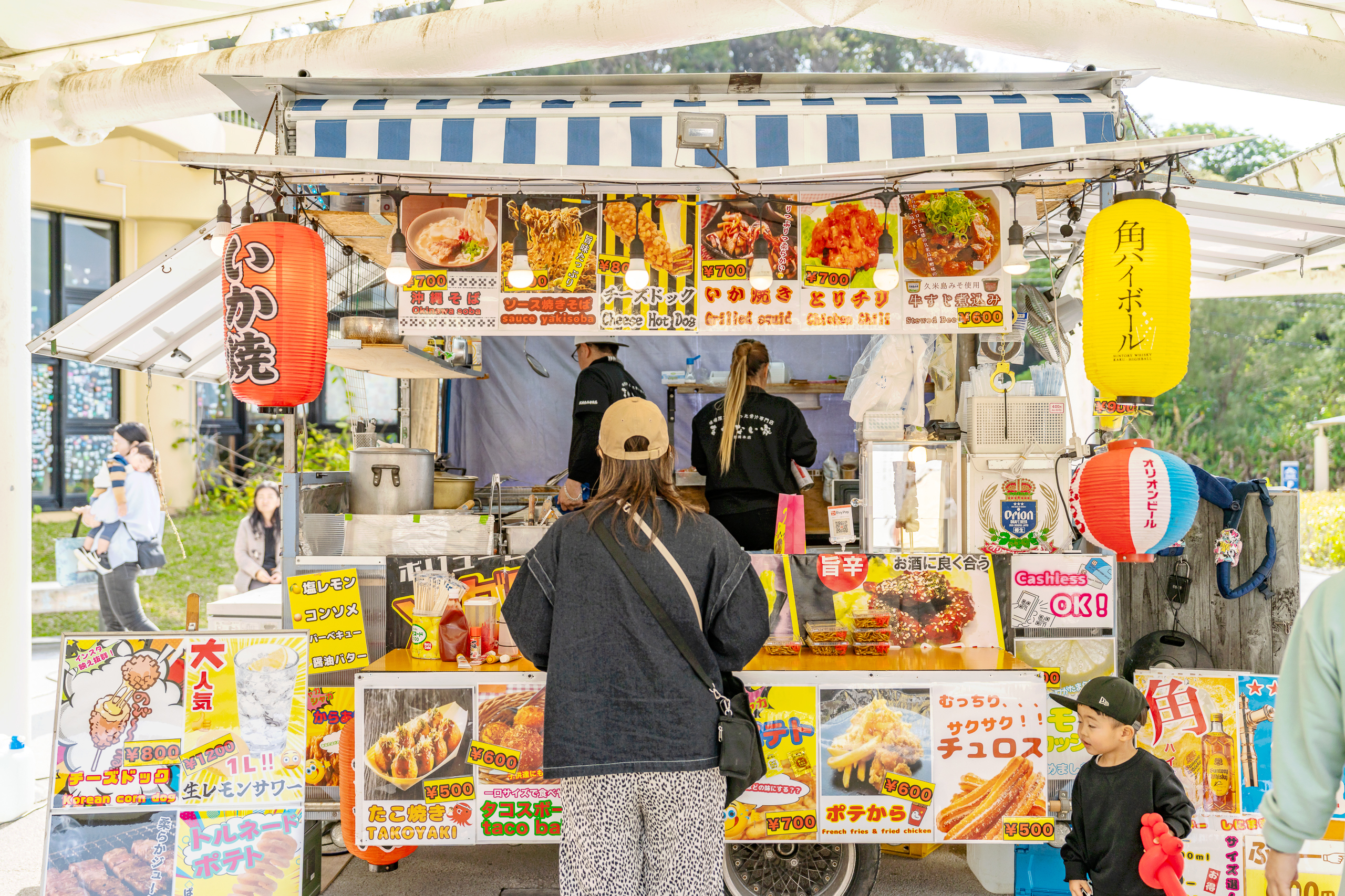 오키나와 북부 휴게소 푸드트럭에서는 타코야끼나 소바 등을 판매하고 있다.