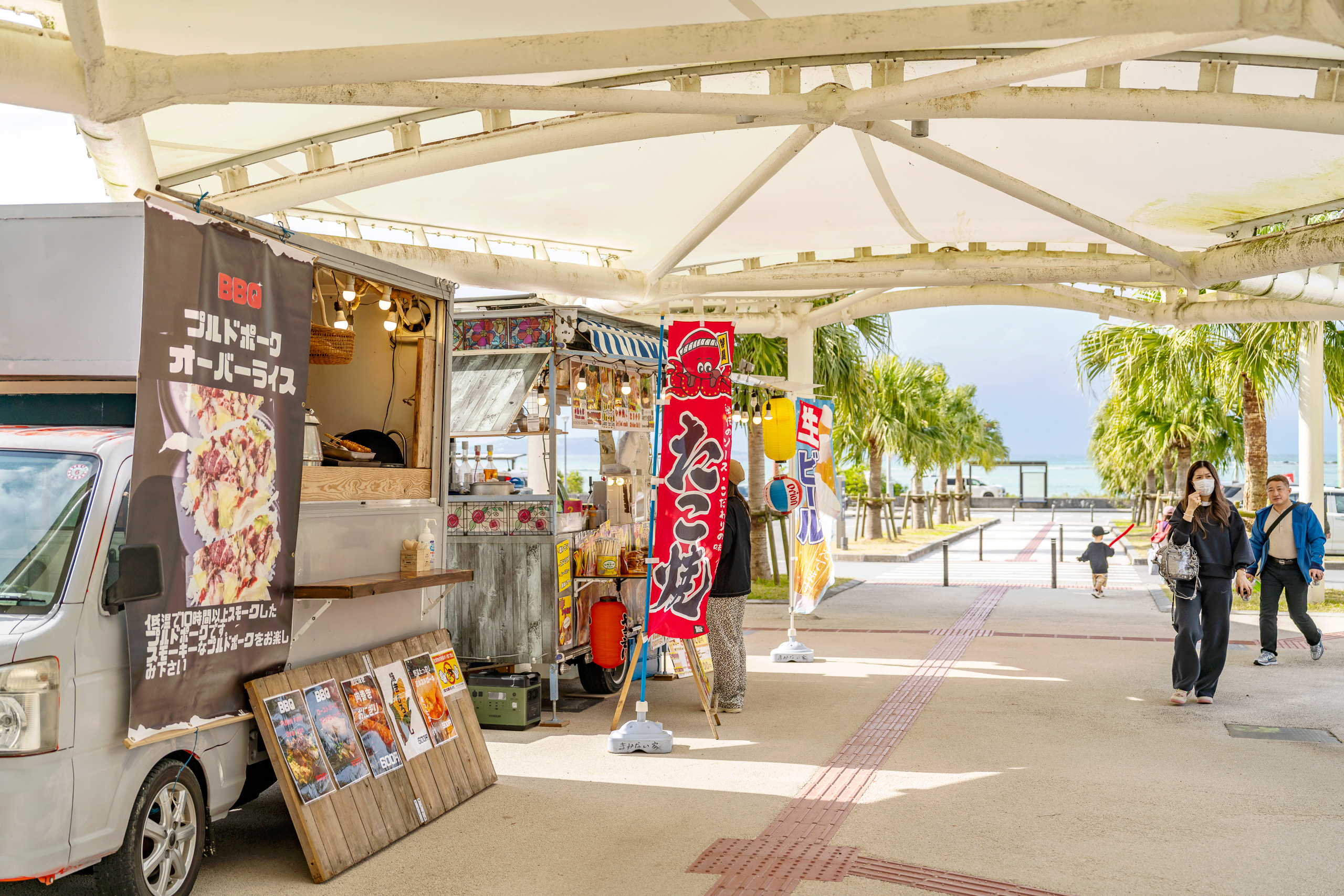 오키나와 북부 휴게소 샌드위치를 판매하는 푸드트럭도 있다.