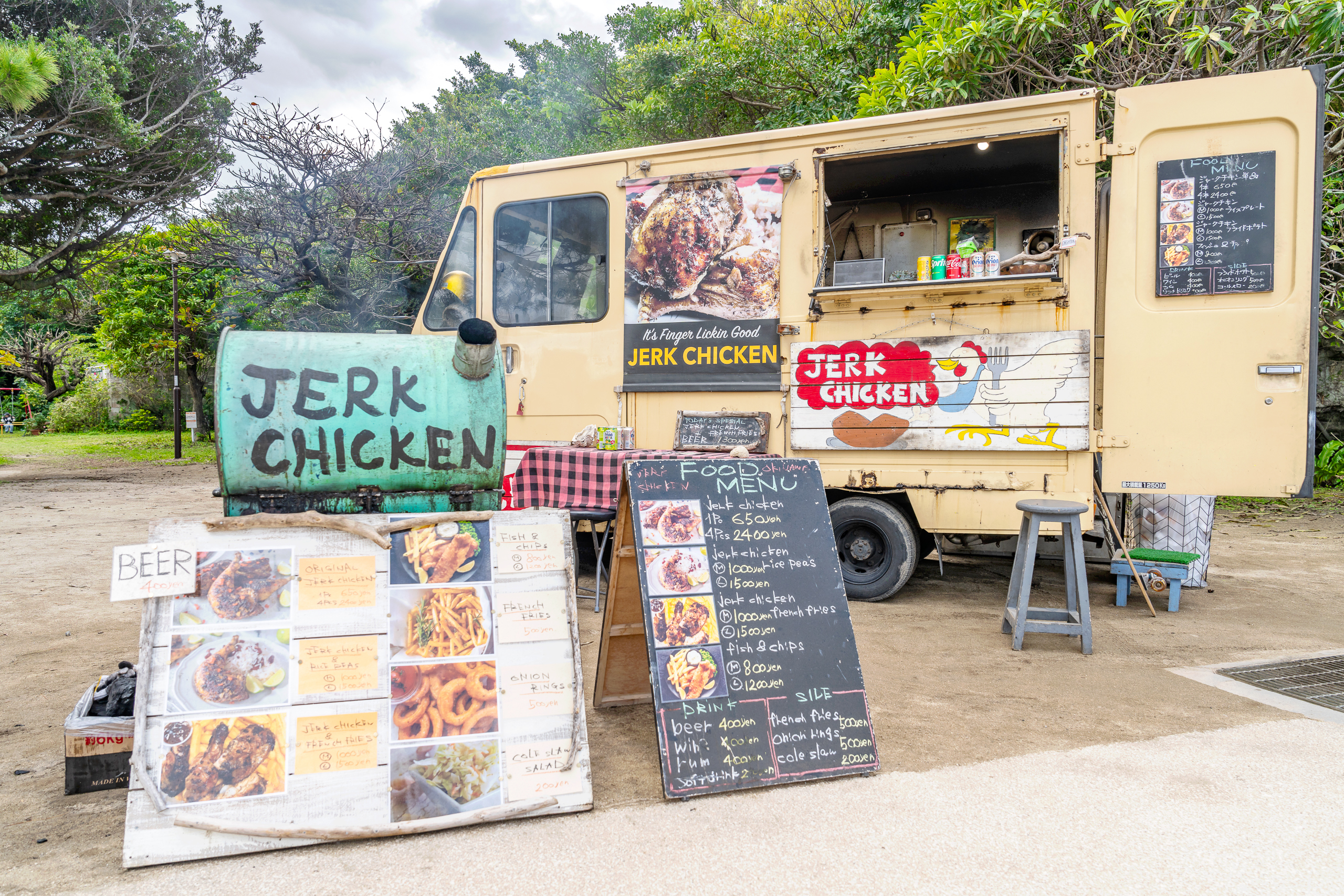 오키나와 나미노우에 해변 푸드트럭