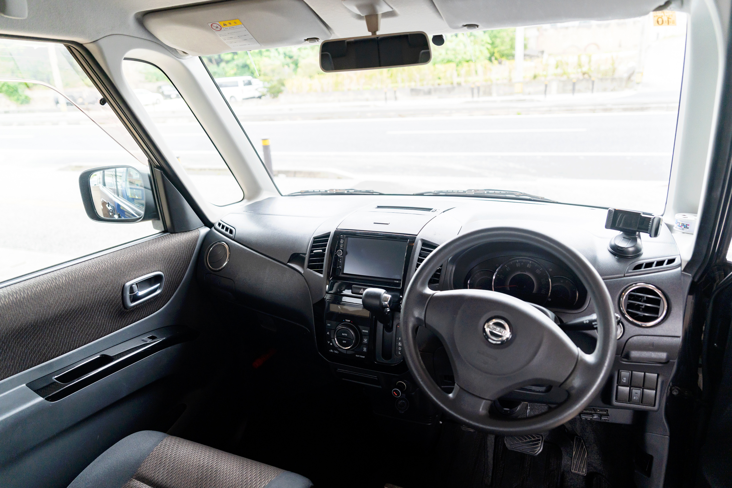 오키나와 렌트카 닛산 룩스의 운전석