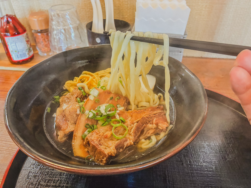 아가리에소바 본점 자가제 생면 — 쫄깃한 면을 들어올린 컷