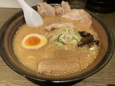 삿포로 라멘 진한 미소 국물과 두꺼운 곱슬면