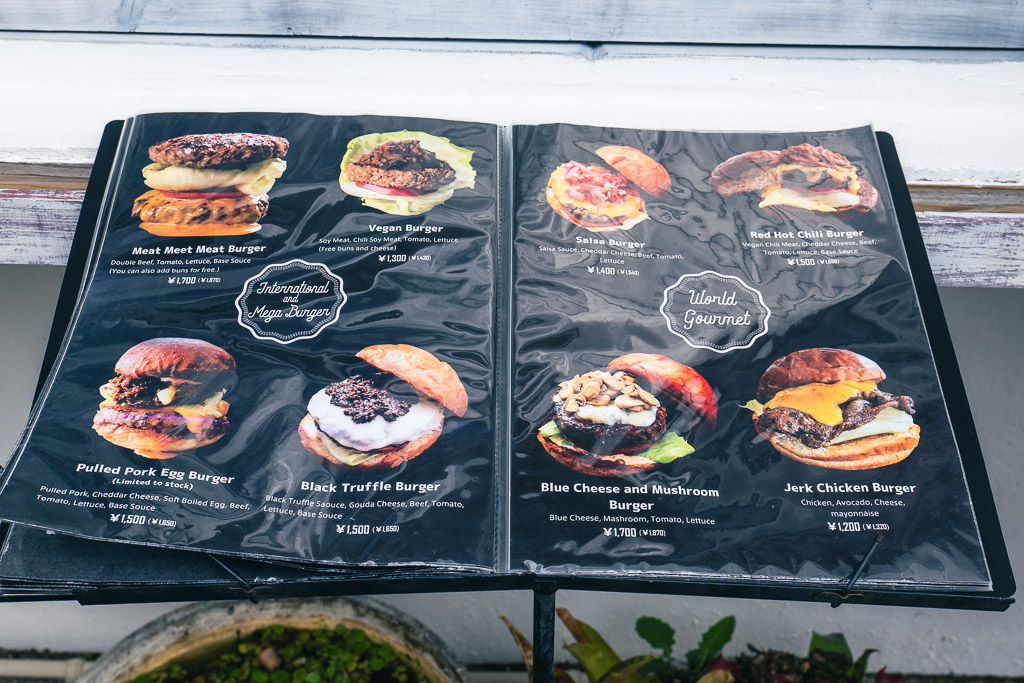 미나토가와 UFO Burger Sandwich CAFE 햄버거 메뉴판 — 오키나와 우라소에 외국인주택 점심