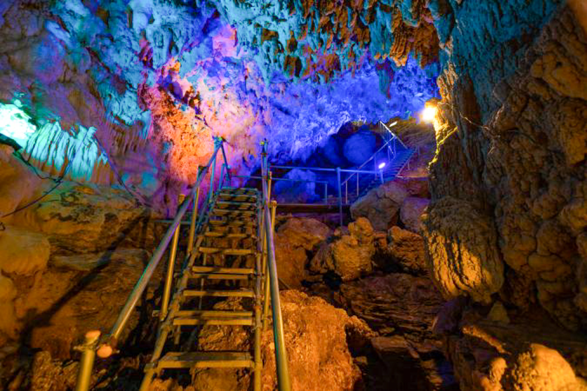 CAVE OKINAWA — 종유동굴 내부 라이트업, 환상적인 분위기