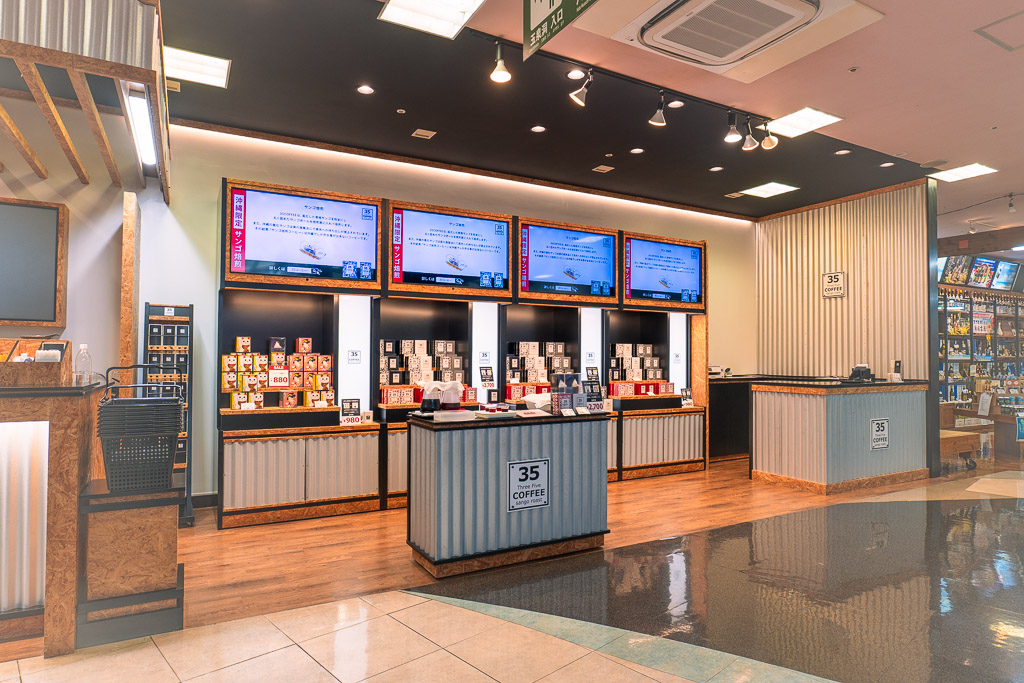 35° COFFEE 카운터 — 오키나와 로컬 커피 브랜드 매장 인테리어