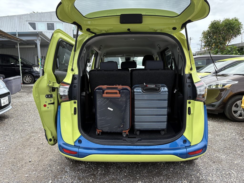 Toyota Sienta 트렁크 — 3열 시트 펼친 상태, 중형 캐리어 2개 적재