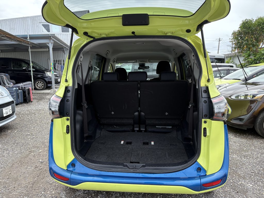 Toyota Sienta 트렁크 — 3열 시트 접은 상태, 캐리어 다수 적재 가능