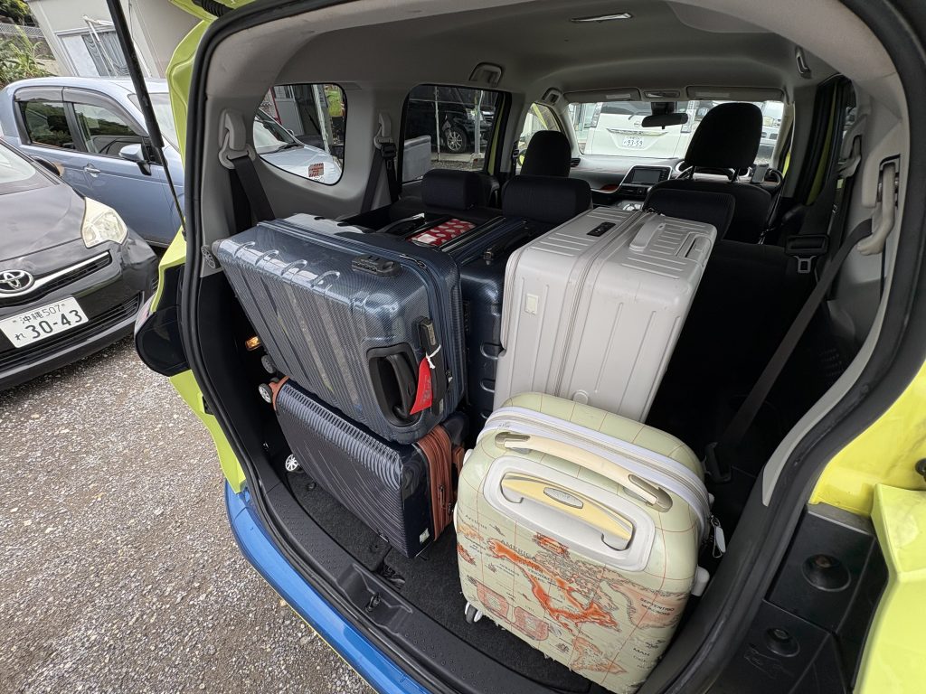 Toyota Sienta 트렁크 — 3열 시트 접은 상태, 다른 각도에서 본 적재 모습