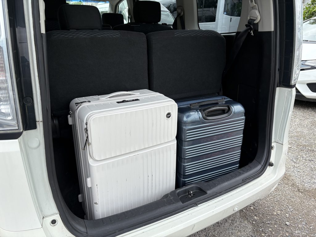 Nissan Serena 트렁크 — 3열 시트 펼친 상태, 대형 캐리어 2개 적재