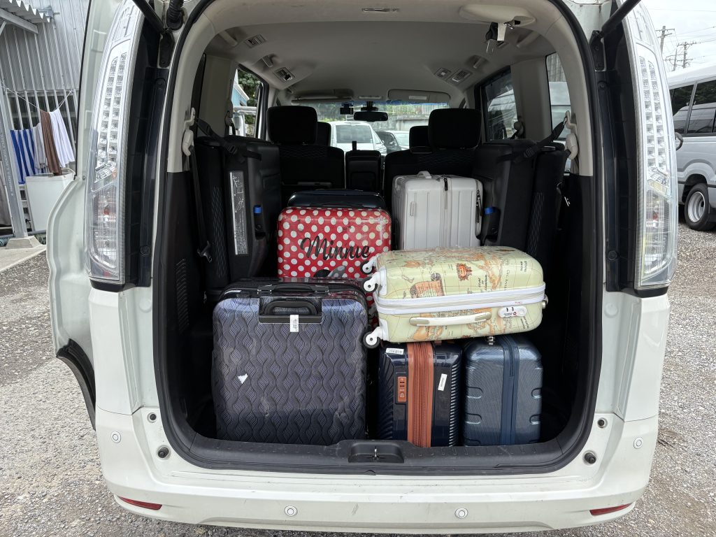 Nissan Serena 트렁크 — 3열 접은 상태, 대형·중형·소형 캐리어 다양하게 적재
