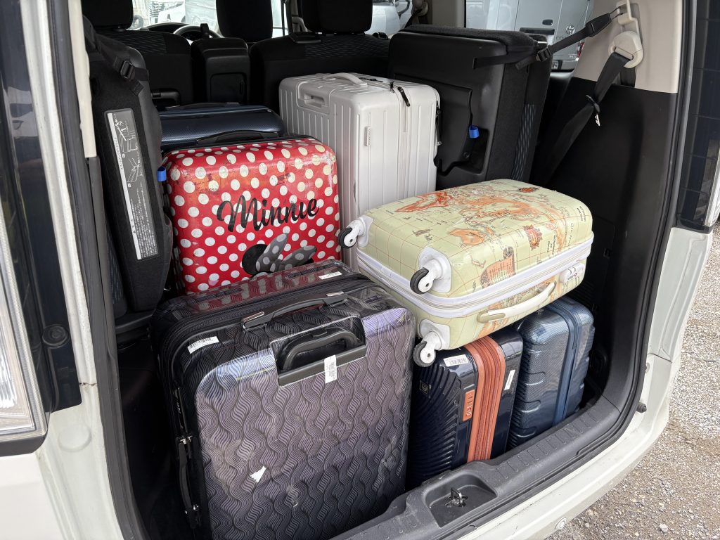 Nissan Serena 트렁크 — 3열 접은 상태, 다른 각도 적재 예시