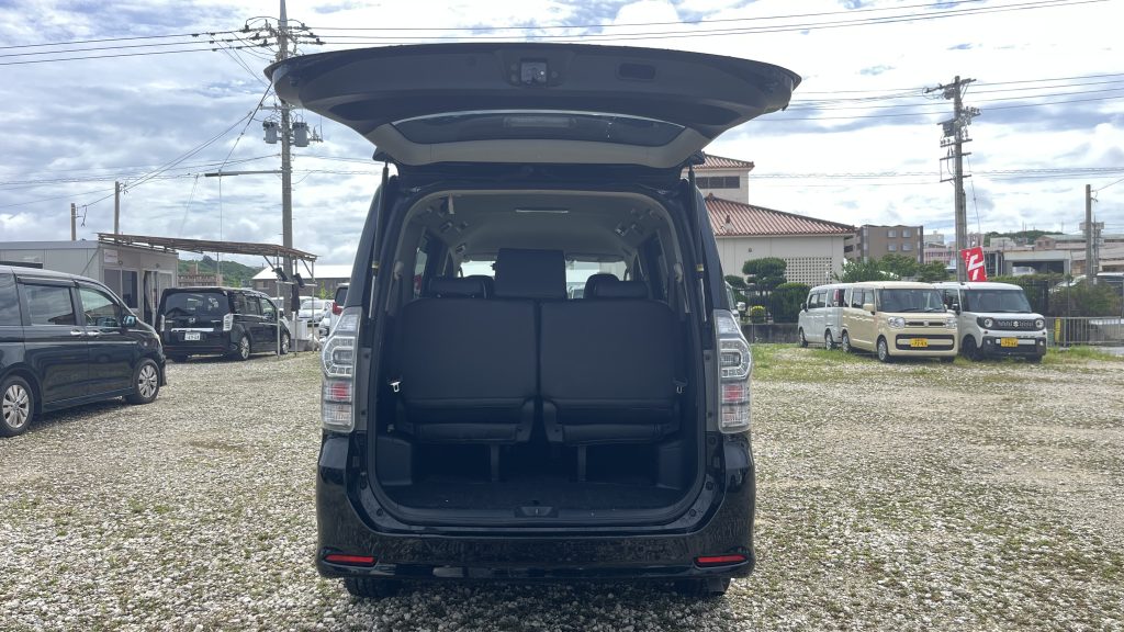 Toyota Voxy 트렁크 — 3열 시트 펼친 상태, 대형 캐리어 2개 적재