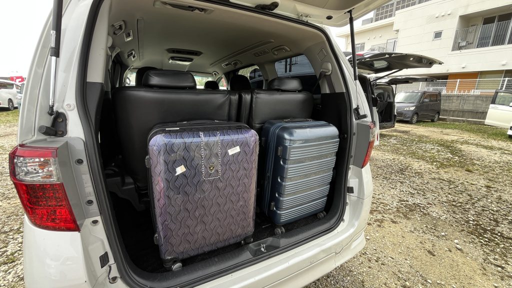 Toyota Alphard 트렁크 — 3열 시트 최후방 상태, 대형 캐리어 2개 적재