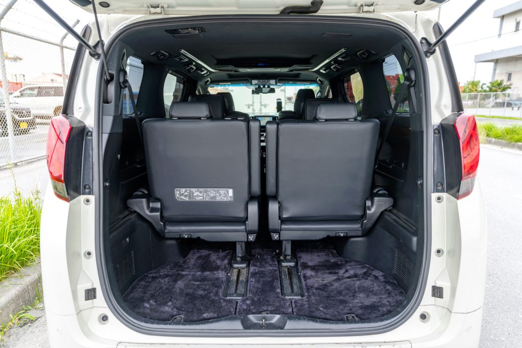 Toyota Alphard 트렁크 — 3열 시트 앞으로 슬라이드, 대형 3개·중형 2개·소형 1개 적재