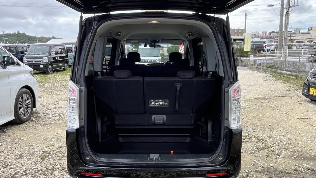 Honda Stepwgn 트렁크 — 3열 시트 펼친 상태, 대형 캐리어 2개 적재