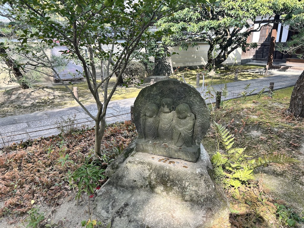 후쿠오카 하카타 옛 동네 절 정원 — 지장보살 석상과 푸른 정원