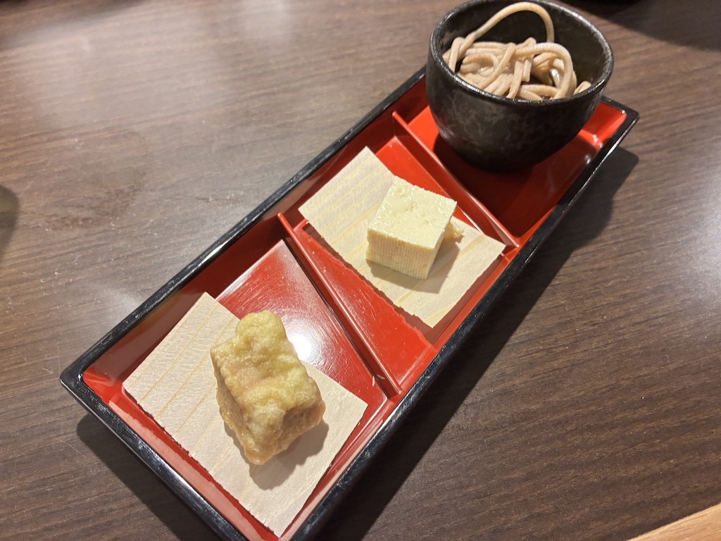 슈리 코코치 츠키다시 — 두부와 어묵튀김 한 입 안주