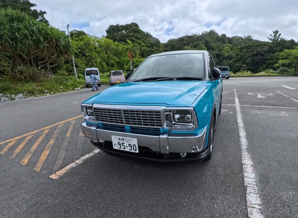 오키나와에서 렌트한 다이하츠 로키(하늘색 SUV) 전면 — 여러 명이 번갈아 운전할 수 있도록 추가 운전자 등록을 마친 실제 렌터카