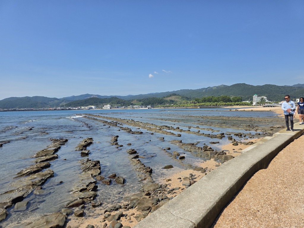 아오시마 주변 해안에 펼쳐진 줄무늬 암반과 바다