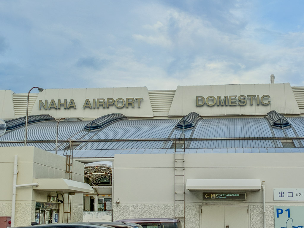 나하공항 도착 로비에서 택시 승강장으로 이동하는 여행자 풍경
